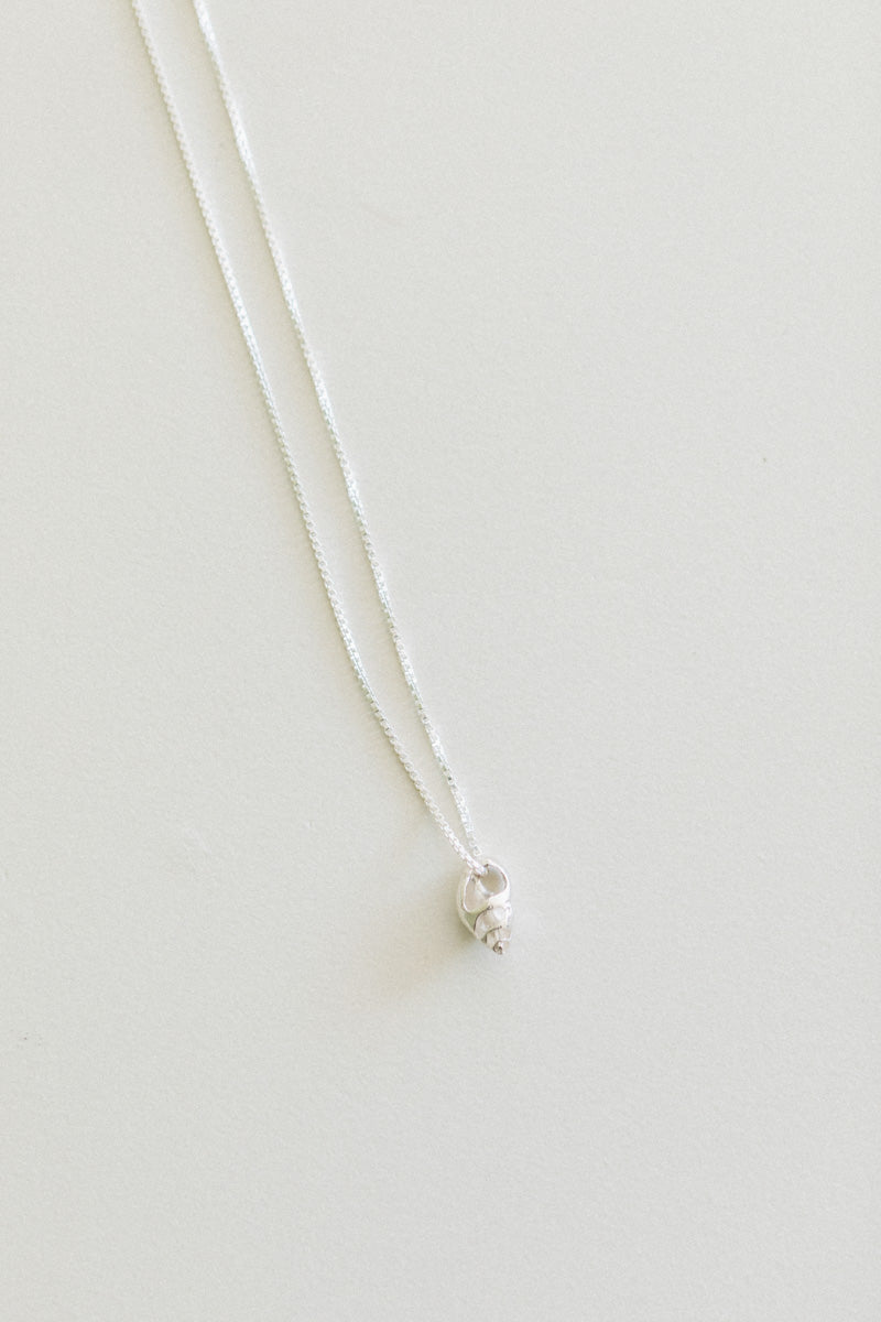 NO. 20 VENUS PEARL WITH A TAN SILK CORD