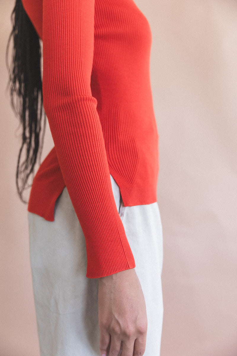 SUPER FINE WOOL HIGH GAUGE RIB KNIT PULLOVER IN RED