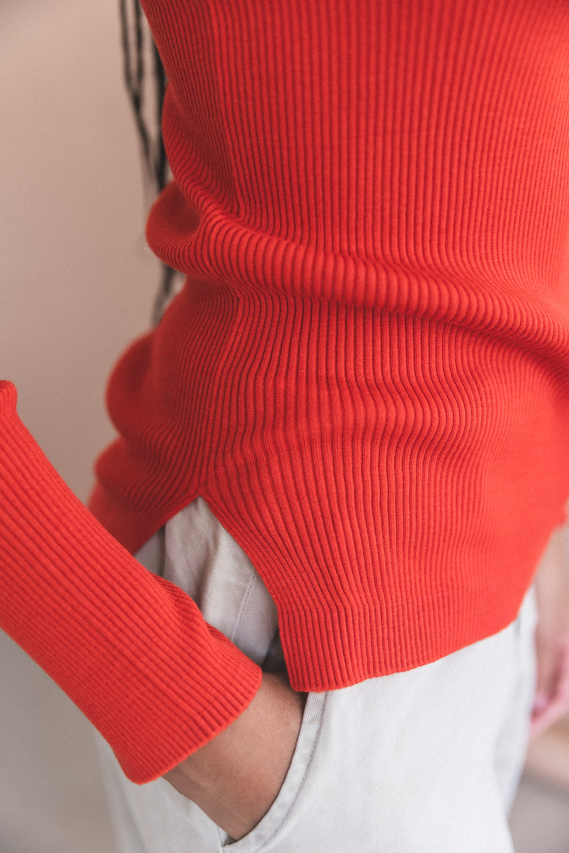 SUPER FINE WOOL HIGH GAUGE RIB KNIT PULLOVER IN RED