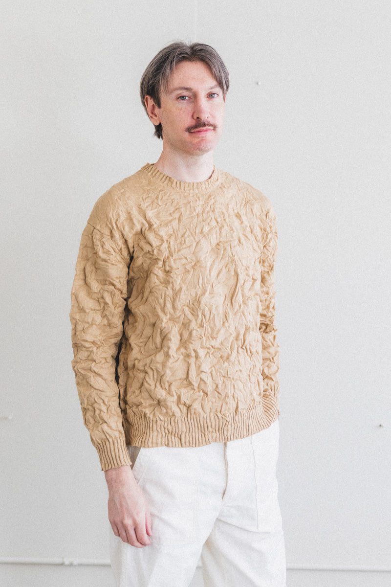 WRINKLED DRY COTTON KNIT PULLOVER IN BEIGE