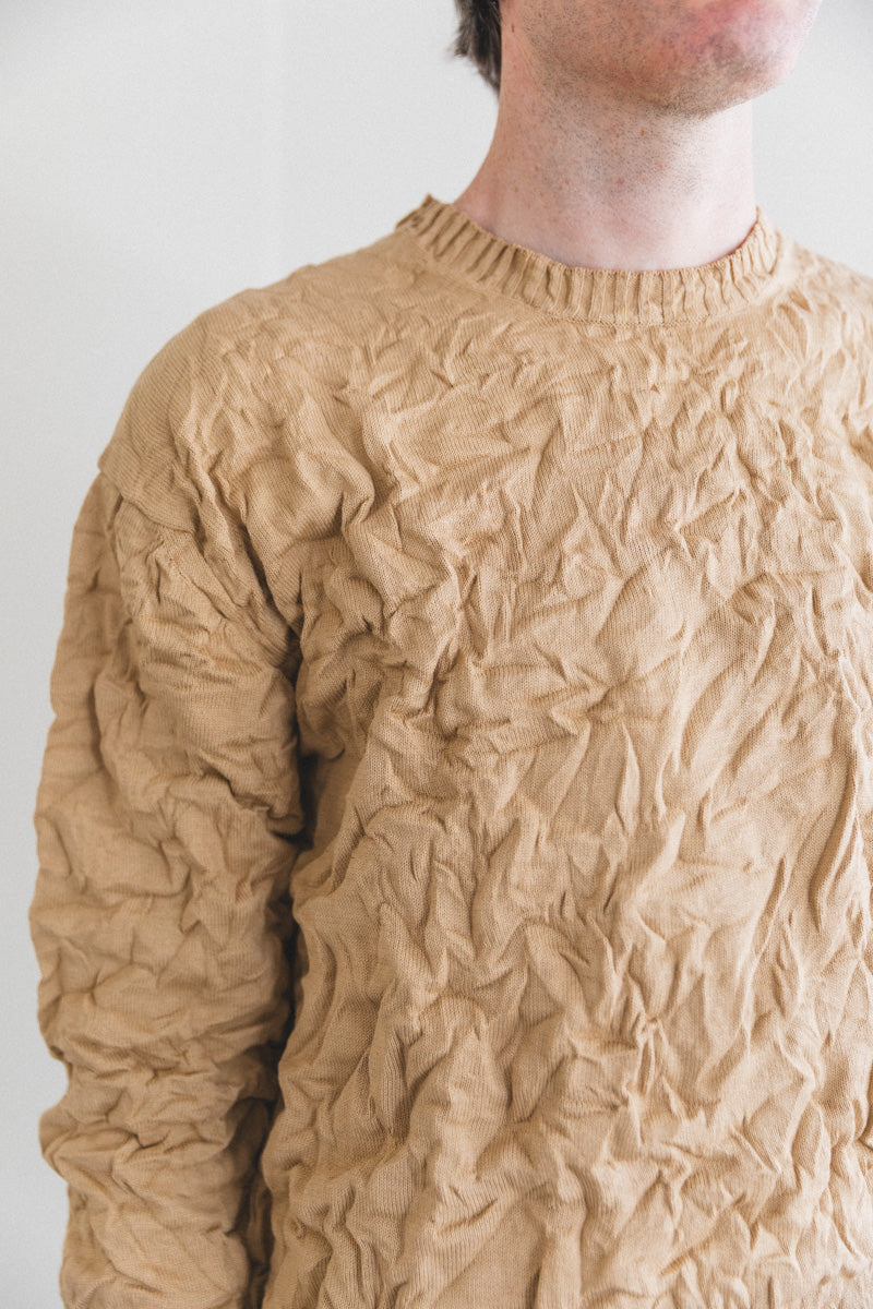 WRINKLED DRY COTTON KNIT PULLOVER IN BEIGE