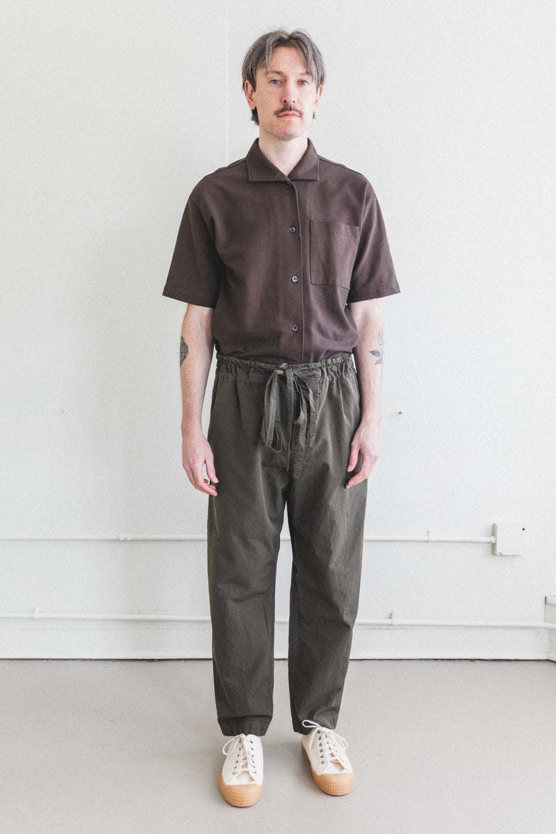 SLIM DENMARK PANT IN DARK KHAKI PAPER COT