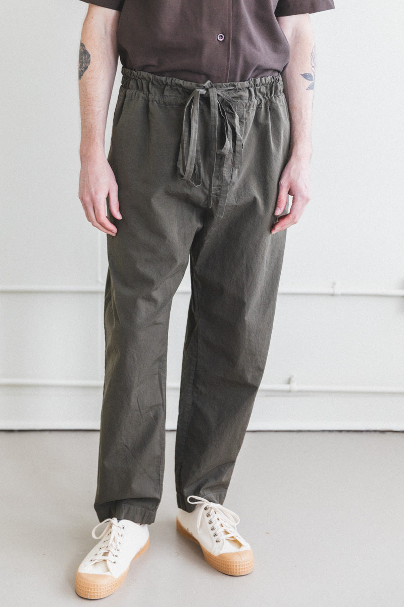 SLIM DENMARK PANT IN DARK KHAKI PAPER COT