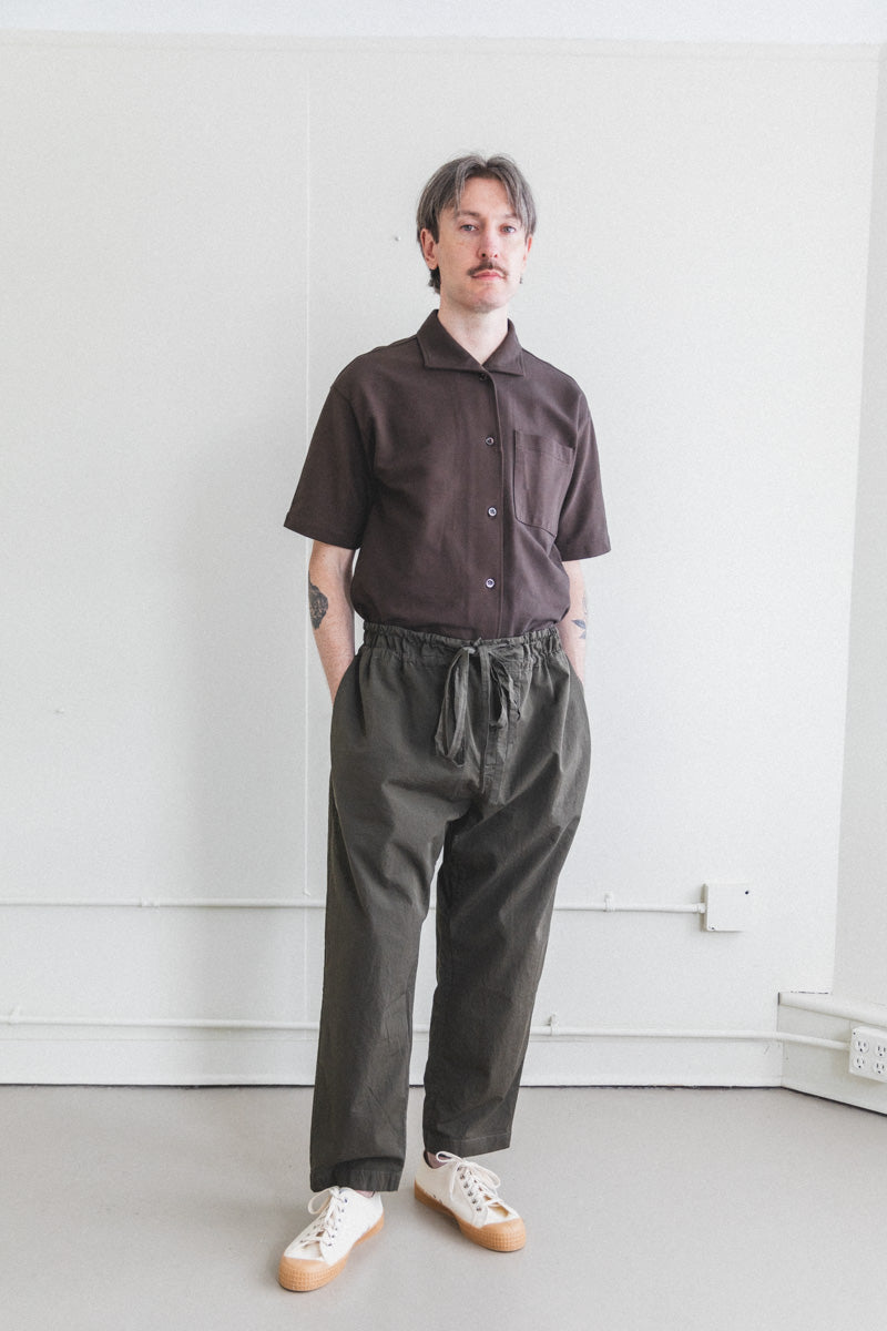 SLIM DENMARK PANT IN DARK KHAKI PAPER COT