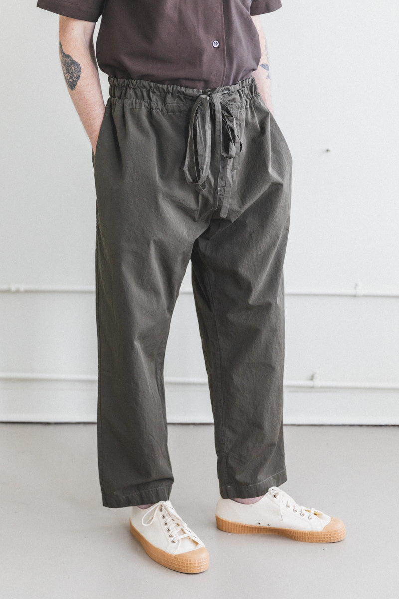 SLIM DENMARK PANT IN DARK KHAKI PAPER COT