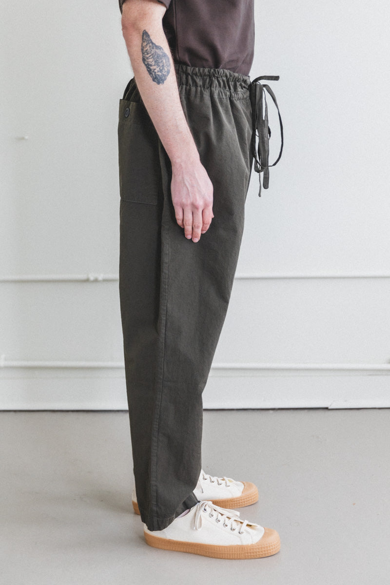 SLIM DENMARK PANT IN DARK KHAKI PAPER COT