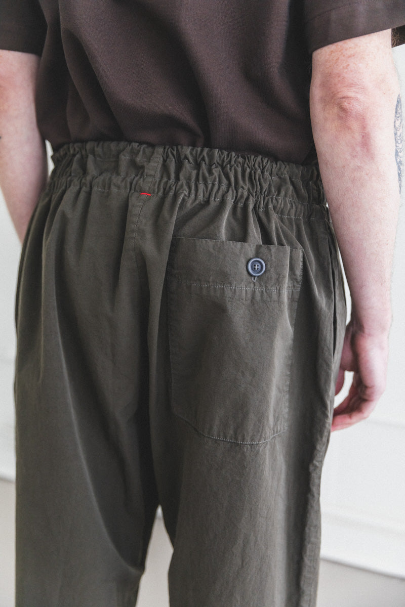 SLIM DENMARK PANT IN DARK KHAKI PAPER COT