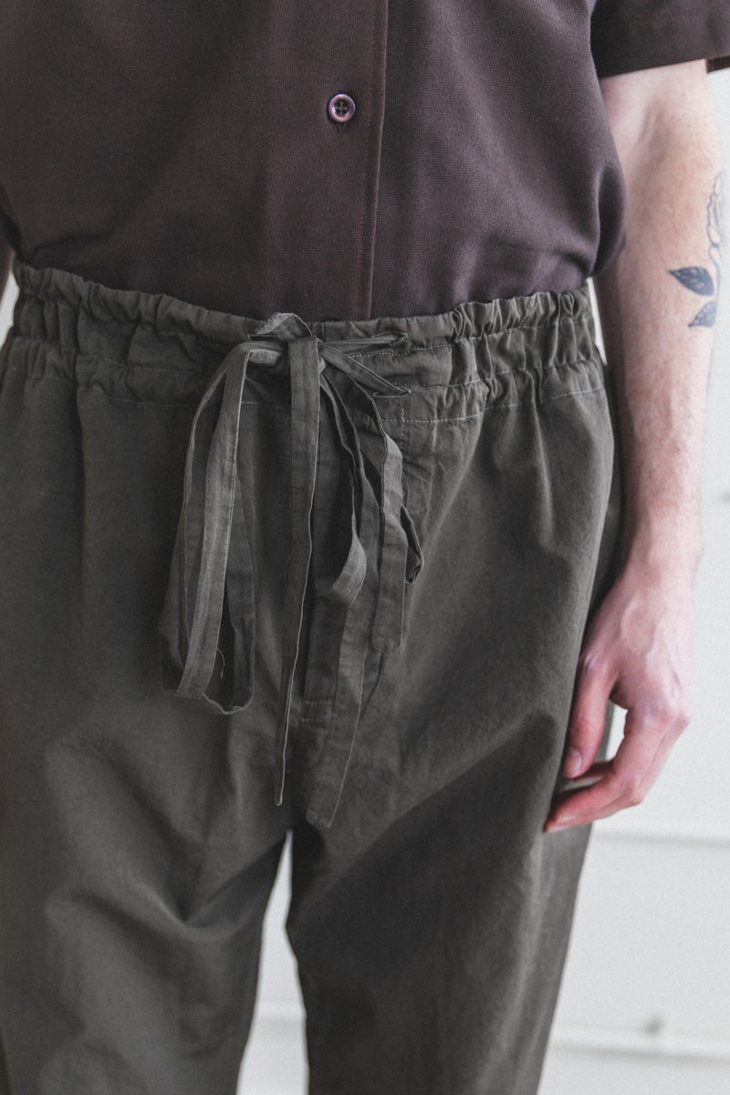 SLIM DENMARK PANT IN DARK KHAKI PAPER COT