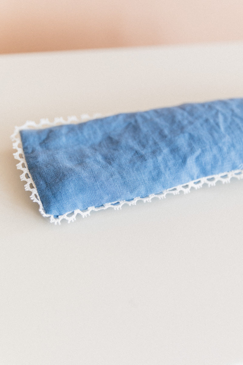 EYE PILLOW IN BLUE LINEN WITH SCALLOP TRIM