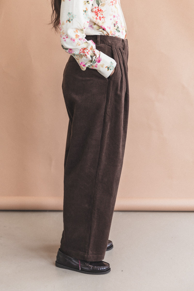 INTERIM CORDUROY PANTS IN DARK BROWN