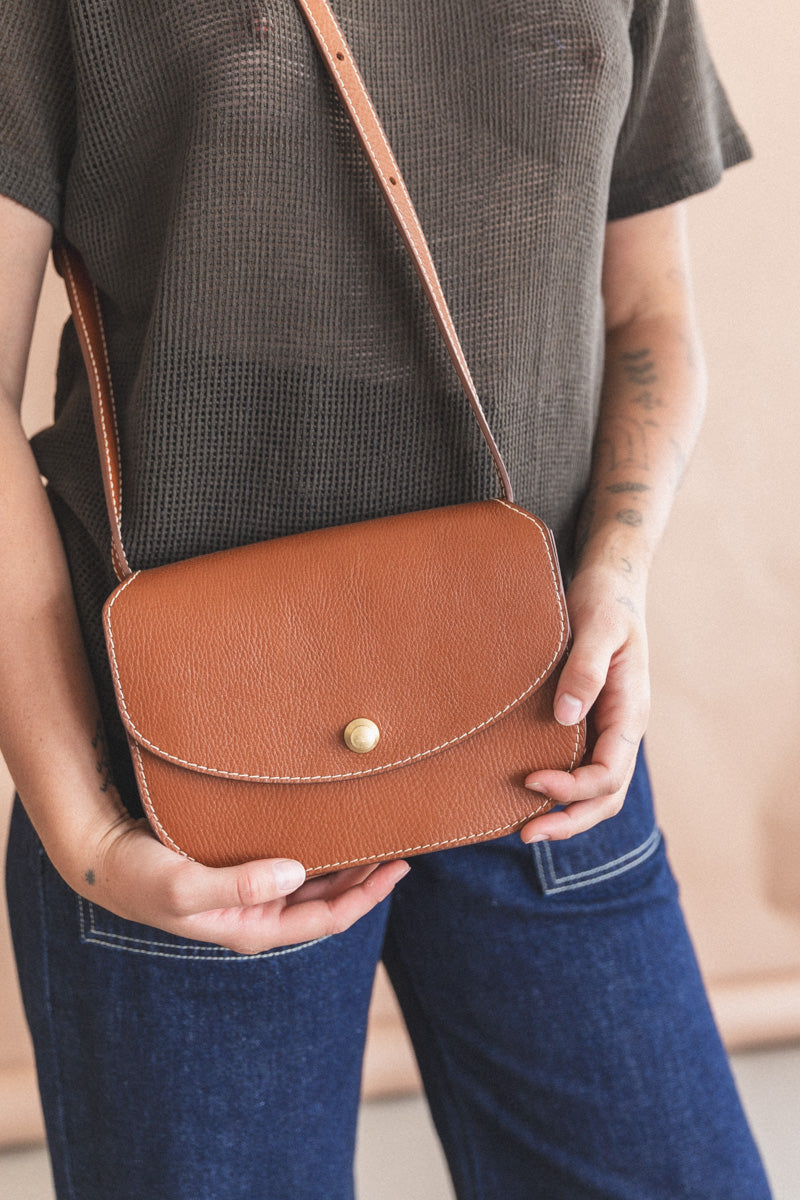 PO CROSSBODY IN BROWN PEBBLE LEATHER