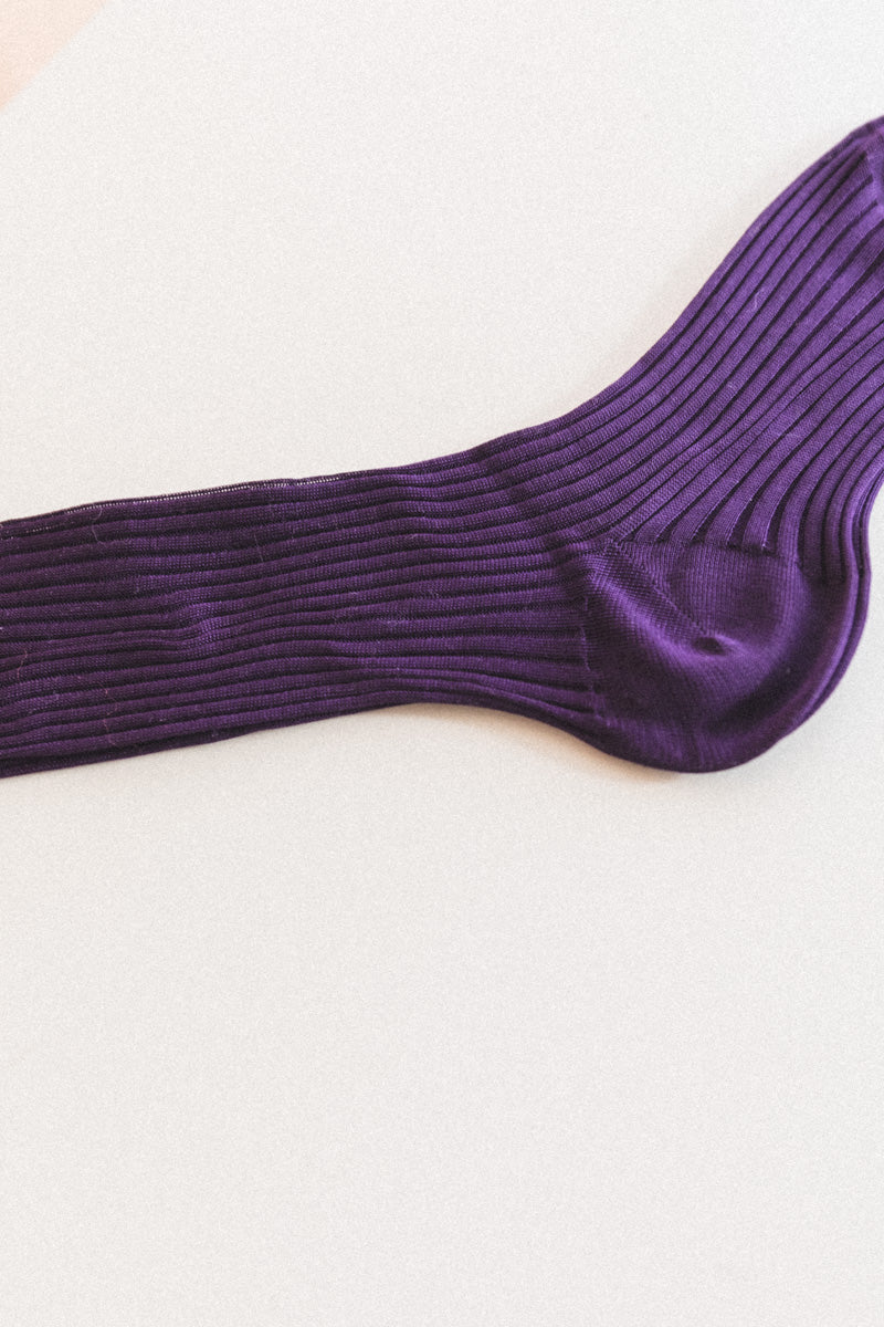 RIBBED KNEE HIGH SOCKS IN DARK VIOLET