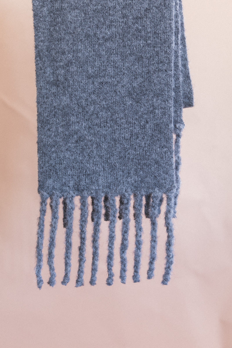 FRINGE SCARF IN DARK GREY