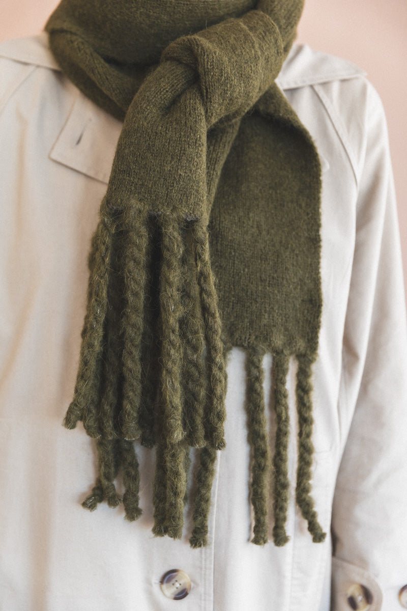 FRINGE SCARF IN OLIVE