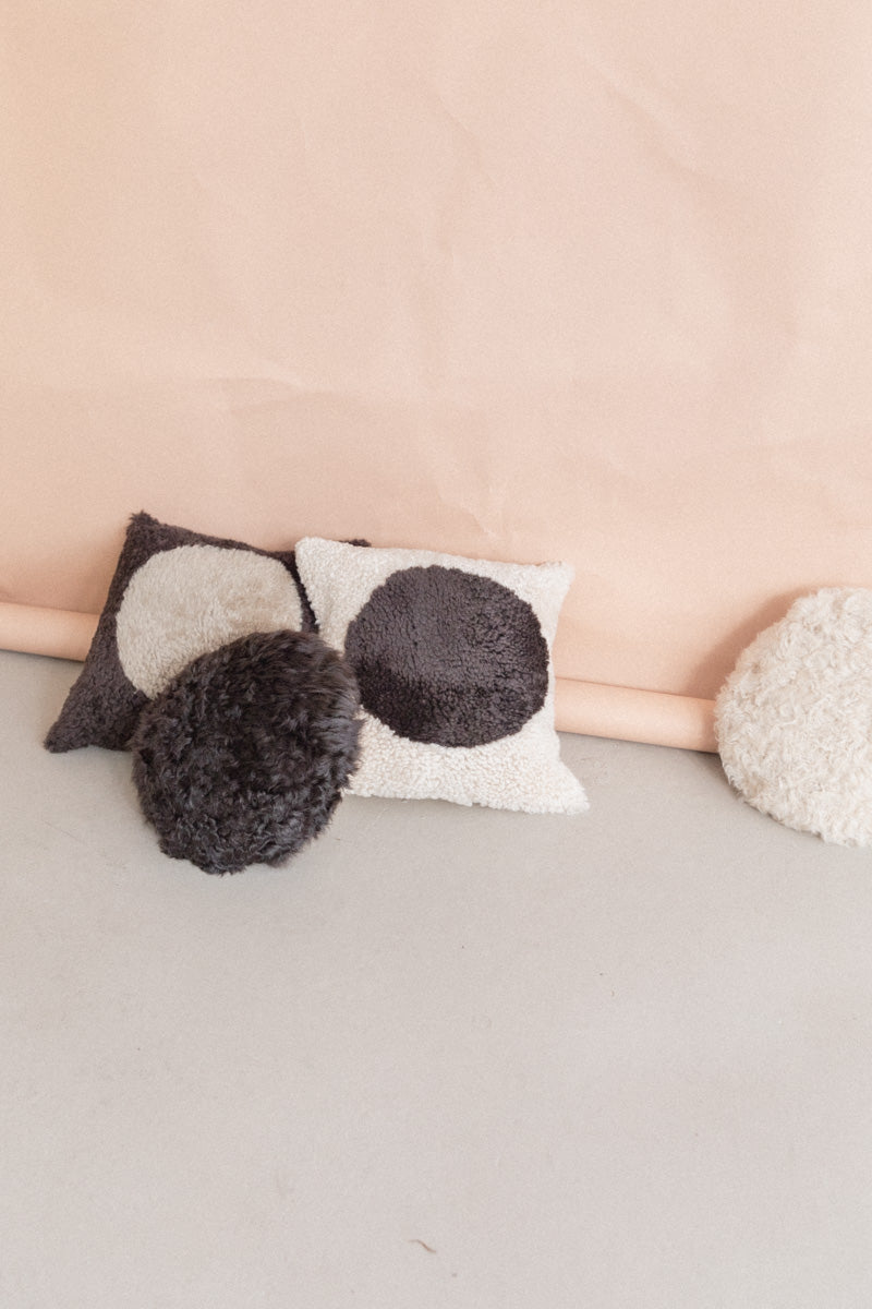 ROUND SHEARLING PILLOW IN CLASSIC