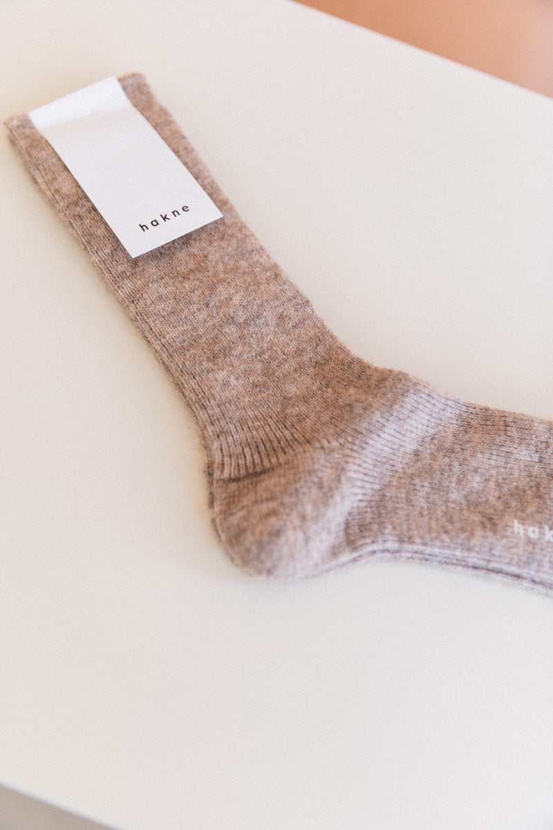 SURI ALPACA RIBBED SOCKS IN BROWN