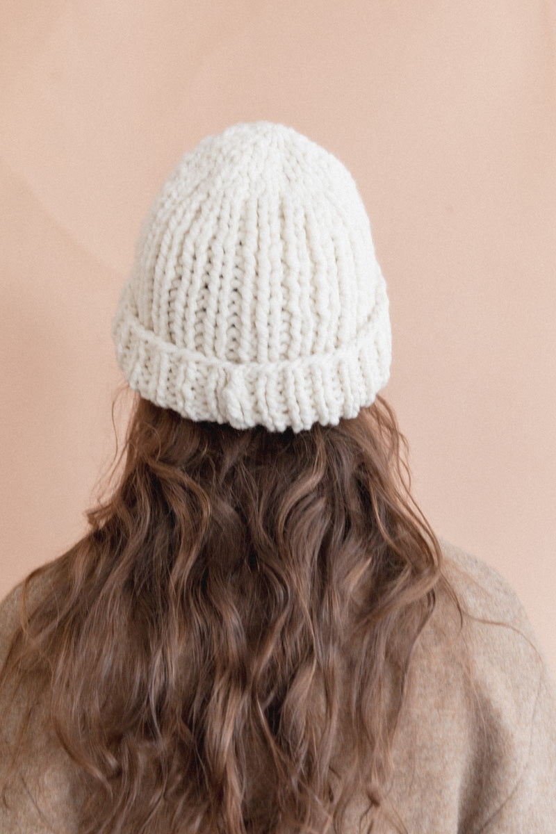 HAND SPUN AND KNITTED BEANIE HAT IN IVORY