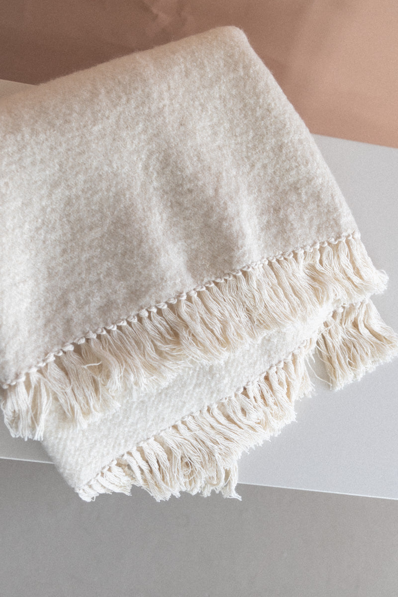 WOVEN WOOL AND COTTON PLUM SCARF IN IVORY