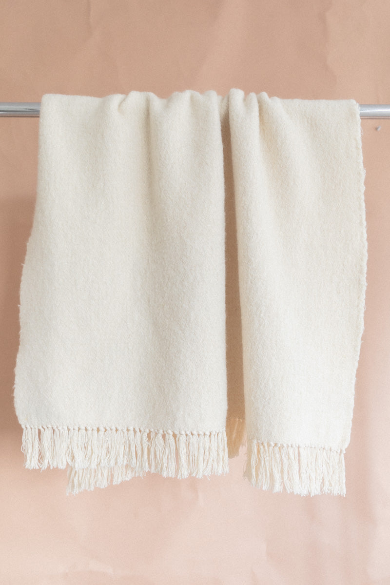 WOVEN WOOL AND COTTON PLUM SCARF IN IVORY