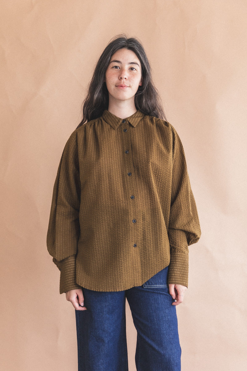 BECKER TOP IN OLIVE SEERSUCKER