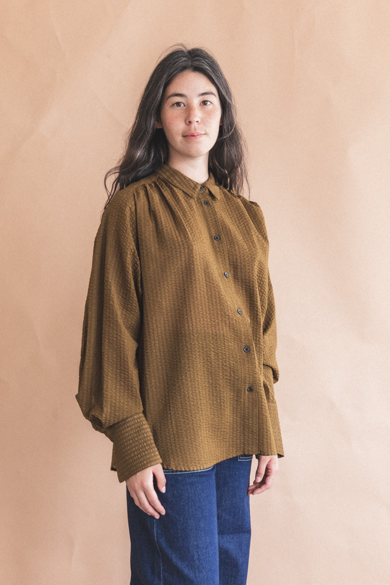 BECKER TOP IN OLIVE SEERSUCKER