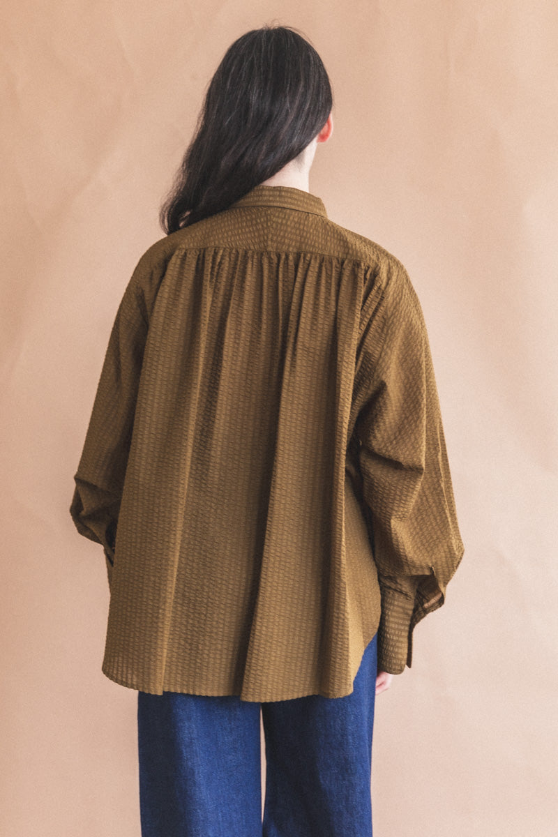 BECKER TOP IN OLIVE SEERSUCKER