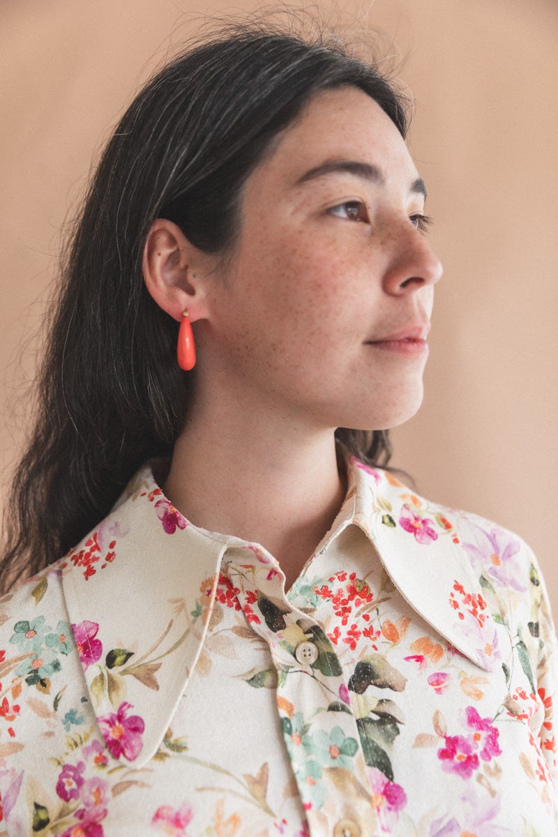 GRASS EARRINGS IN CORAL