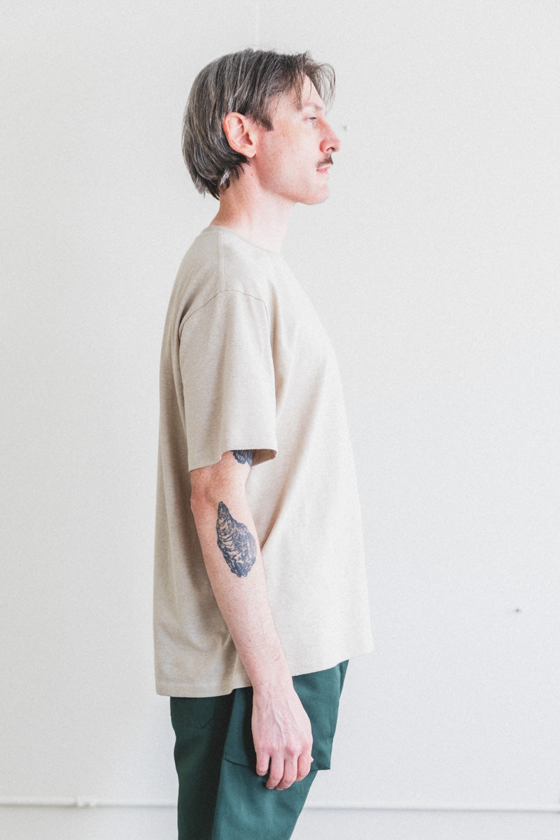 FLATLOCK TEE IN STONE