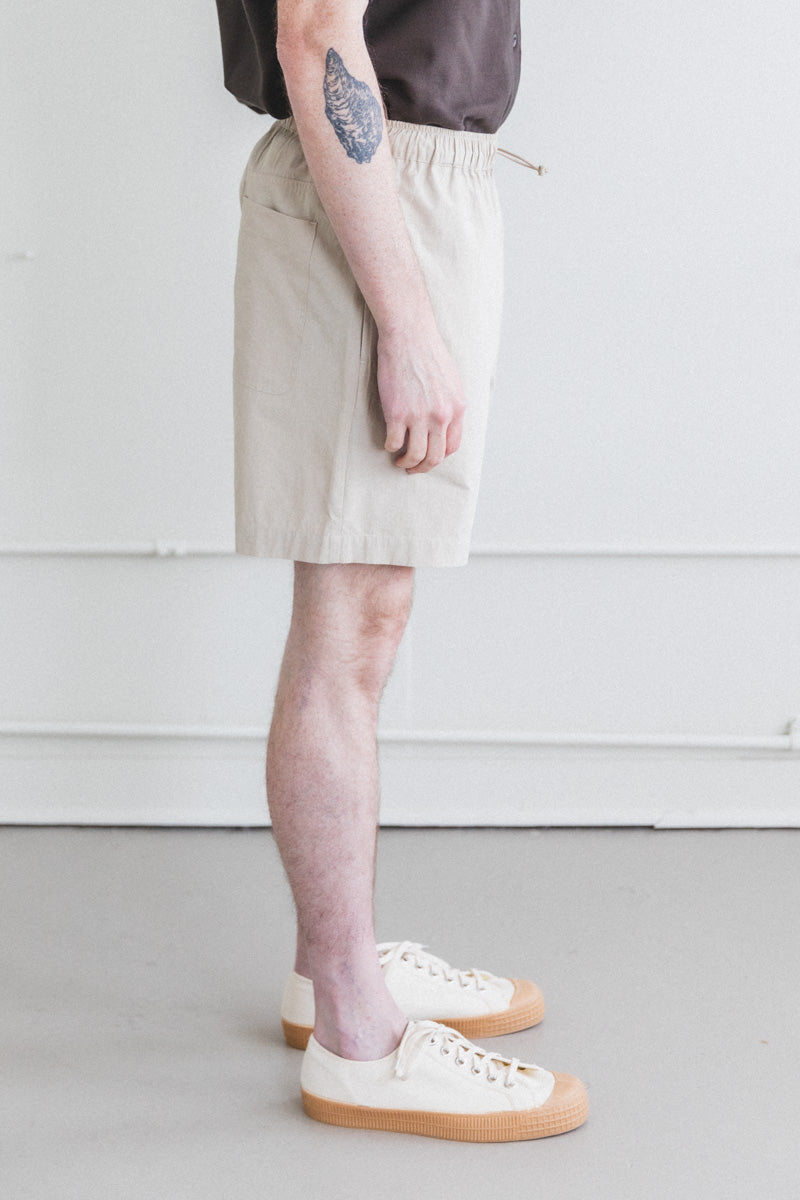 SLACK SHORTS IN LIGHT STONE