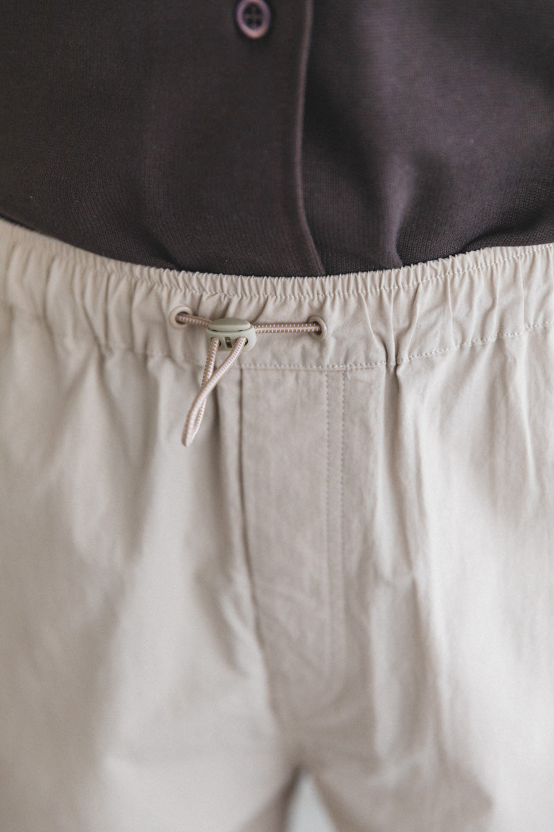 SLACK SHORTS IN LIGHT STONE