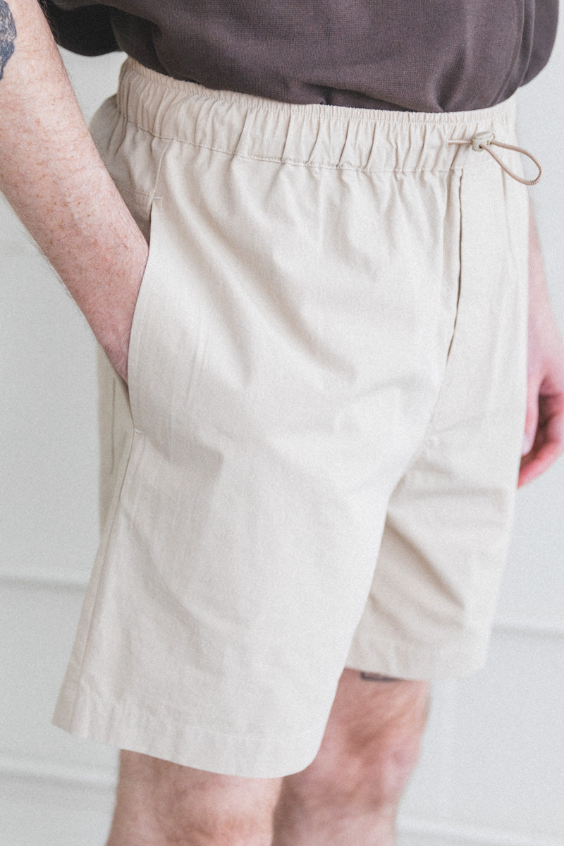 SLACK SHORTS IN LIGHT STONE