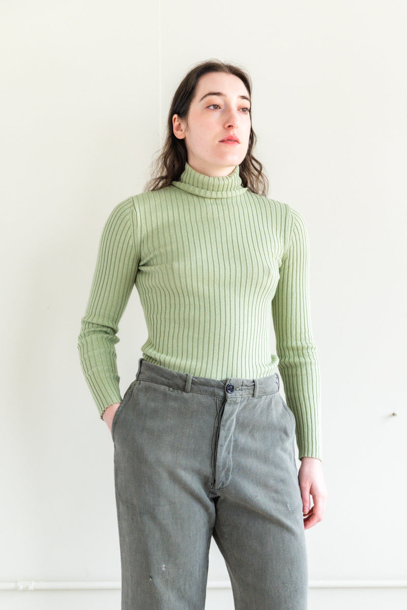 LINE TURTLENECK IN LIMESTONE