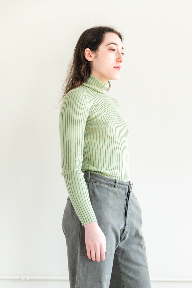 LINE TURTLENECK IN LIMESTONE