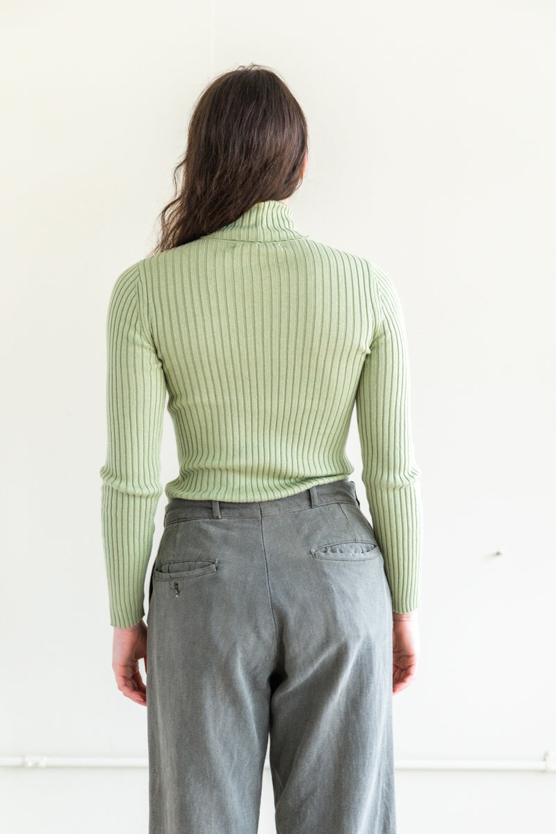 LINE TURTLENECK IN LIMESTONE