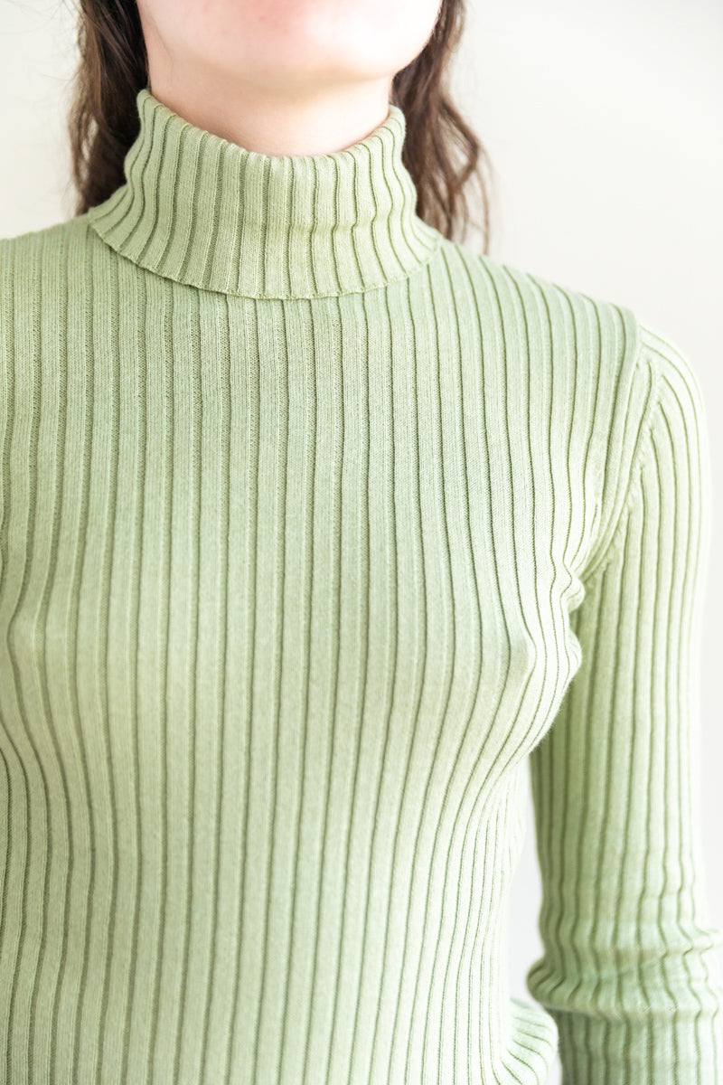 LINE TURTLENECK IN LIMESTONE